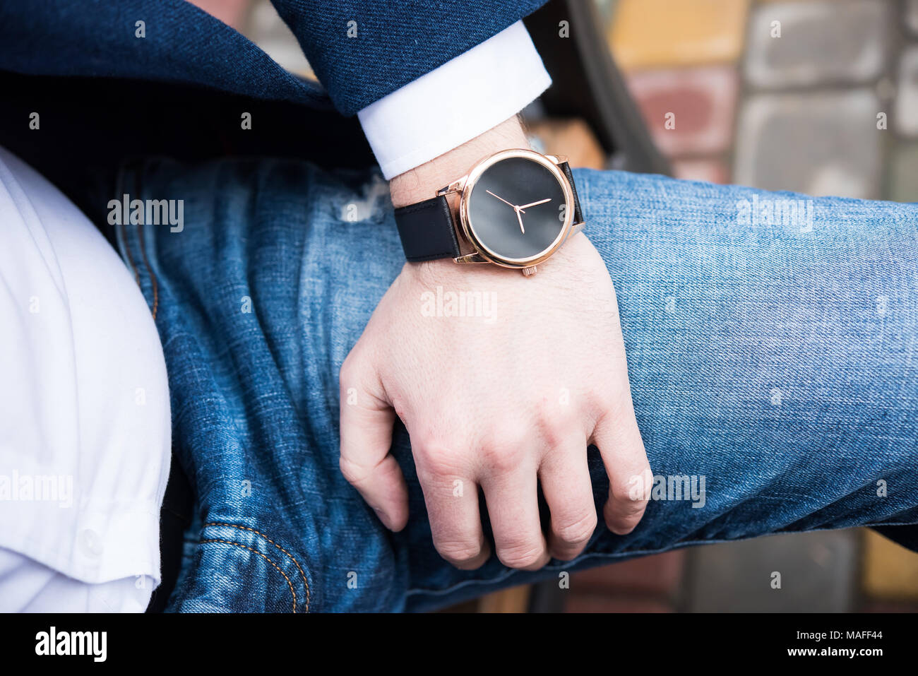 Jeune élégante la main de l'homme d'affaires avec la mode pas de montre-bracelet,  marque de mode et d'accessoires hommes libre shot Photo Stock - Alamy