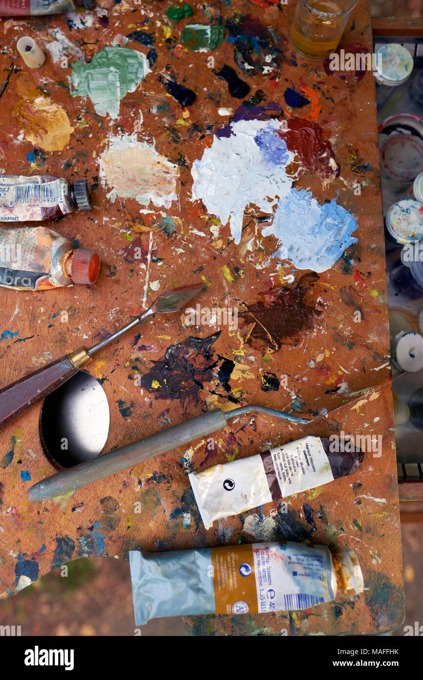 Une palette d'artistes de la peinture à l'huile à utiliser sur place. Banque D'Images