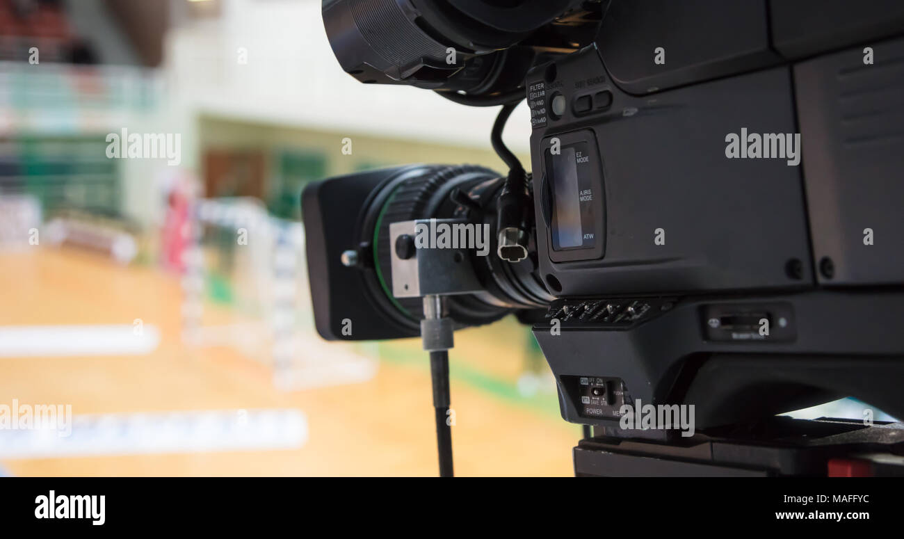 Objectif de l'appareil prêt à relay match de hand. Cour floue fond. Libre d'appareil photo. Banque D'Images