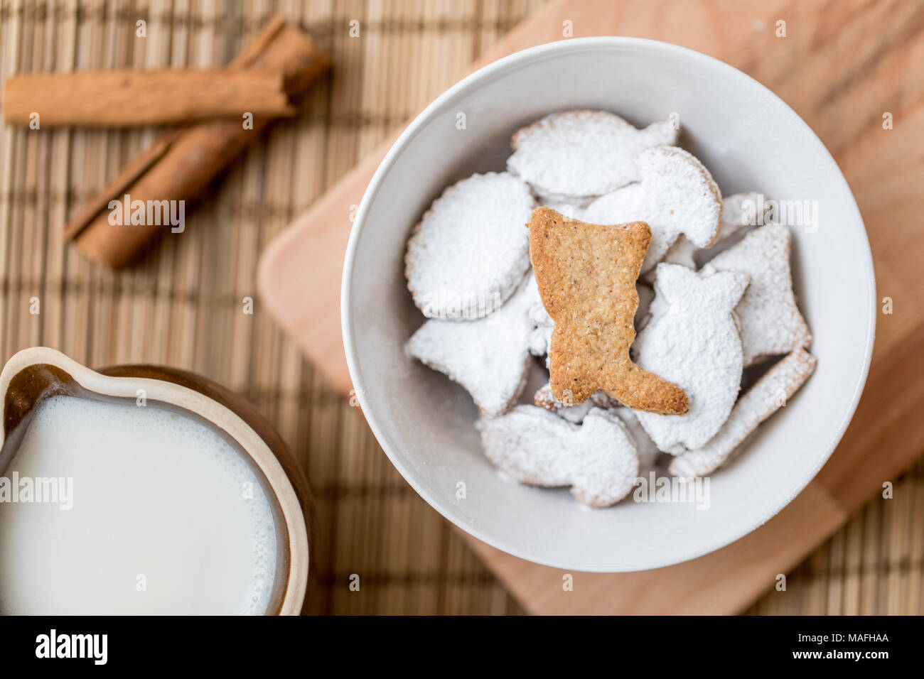En fonction de l'usine christmas gingerbread cookies sucré avec du lait de soja et la cannelle, tourné sur un Canon 5D IV Banque D'Images
