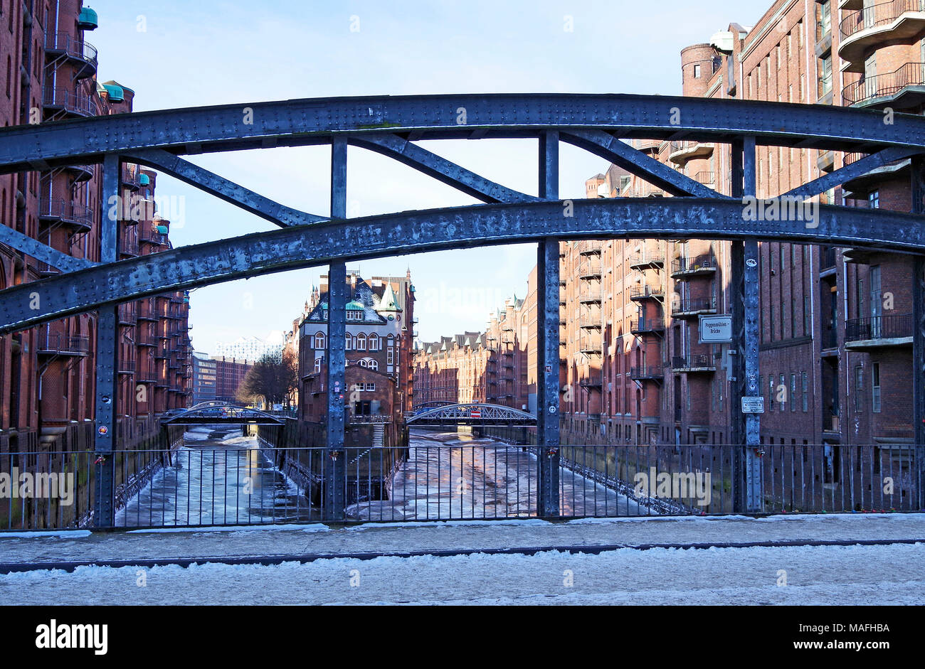 Vue sur le Wandrahmsfleet, Speicherstadt, le quartier du port historique de Hambourg, bordée d'entrepôts néo-gothique de la fin du xixe au début du xxe siècle Banque D'Images