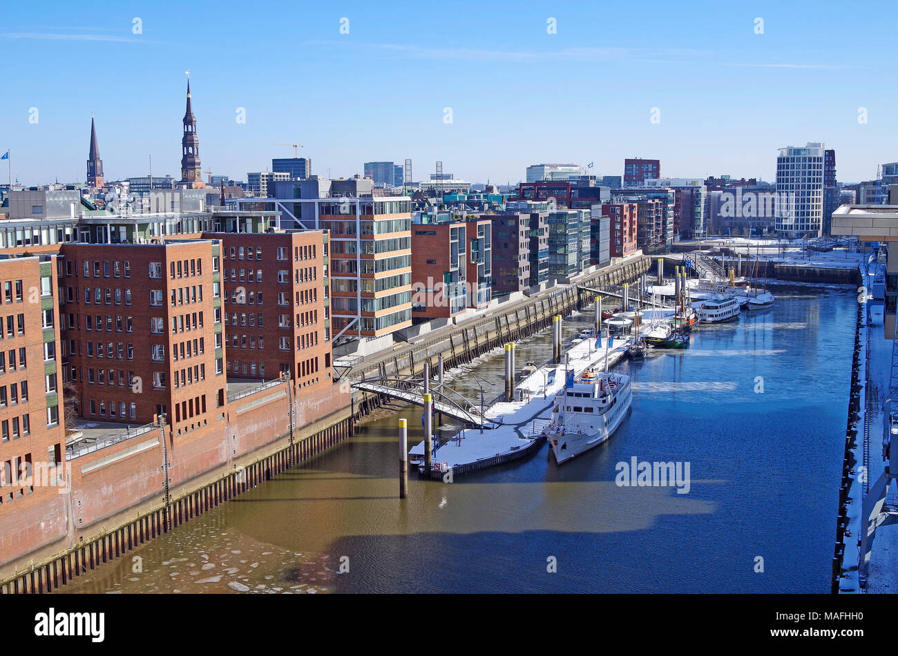 Les immeubles de bureaux et d'habitation sur un ancien docklands jetée du port de Hambourg, la première phase de l'immense projet de renouvellement urbain HafenCity Banque D'Images