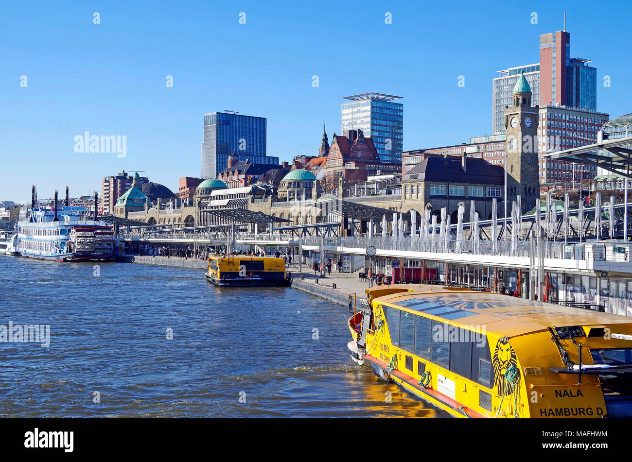 St Pauli Landungsbrücken à Hambourg, un important centre de transport comprenant une gare ferroviaire, une gare U/S-bahn et un grand complexe de jetées desservant les ferries Banque D'Images