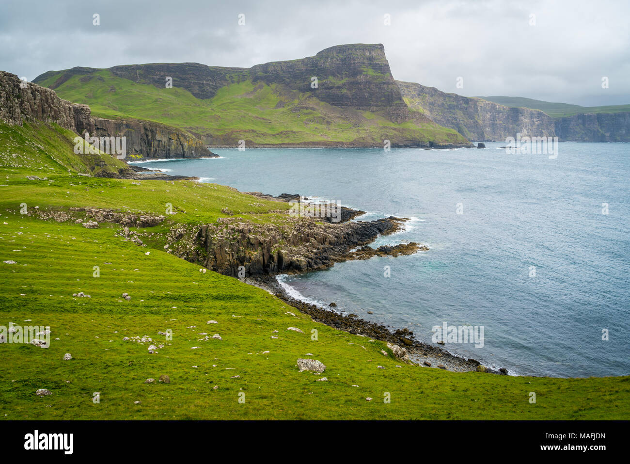 Falaises pittoresques près de Neist Point dans l'île de Skye, en Ecosse. Banque D'Images