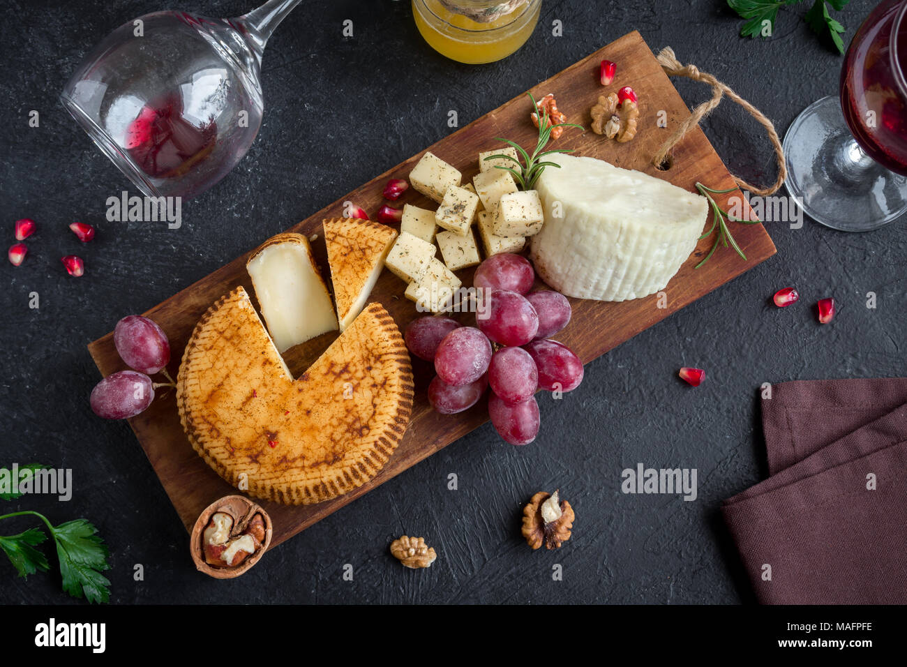 Assiette De Fromage Avec Un Assortiment De Fromages Raisins écrous Sur Fond Noir Copiez L 