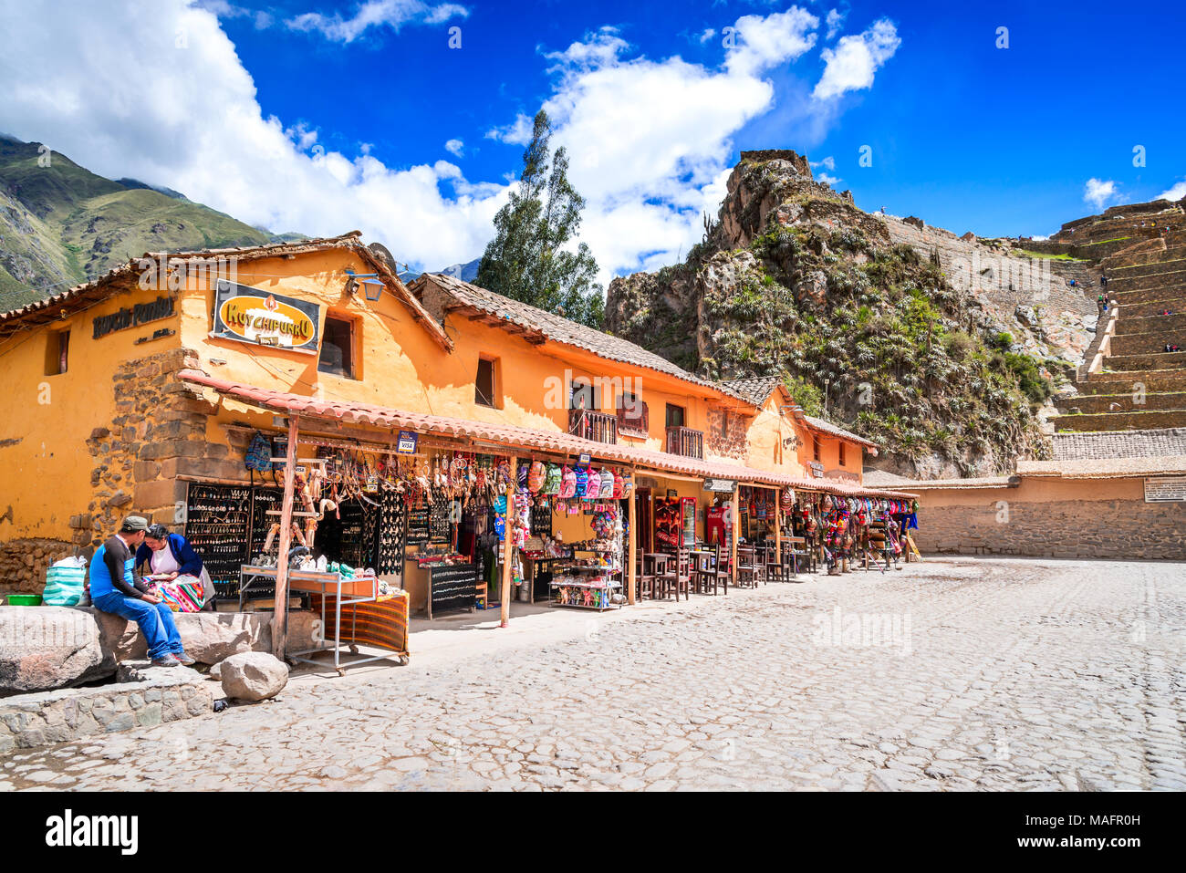 OLLANTAYTAMBO, PÉROU - 27 avril 2017 : le centre-ville de la petite ville médiévale d'Ollantaytambo, avec les ruines Inca sur les montagnes des Andes. Banque D'Images