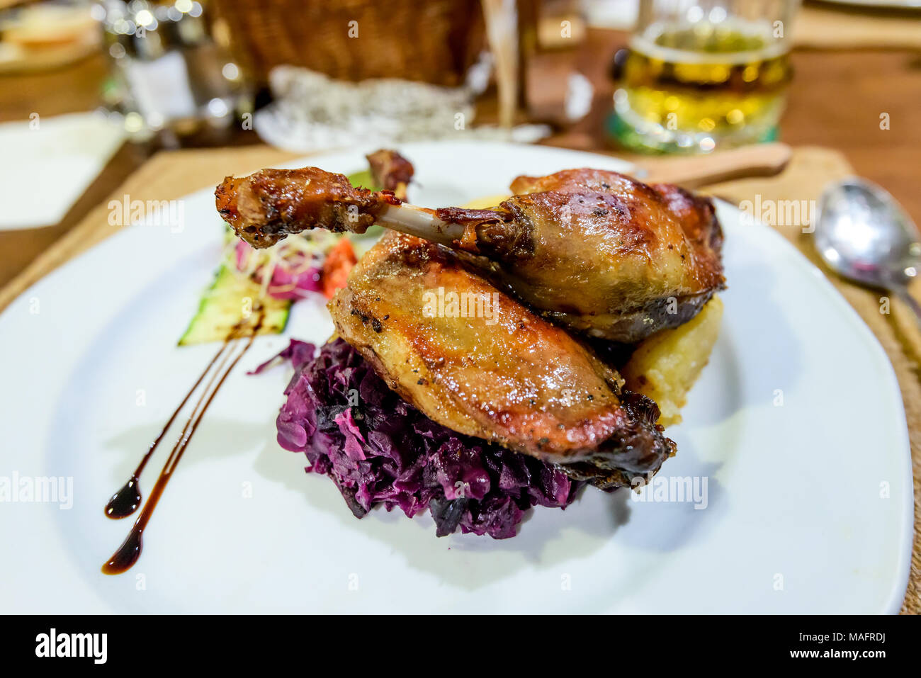 La cuisine hongroise, goose fried jambes avec du chou rouge à Budapest. Banque D'Images