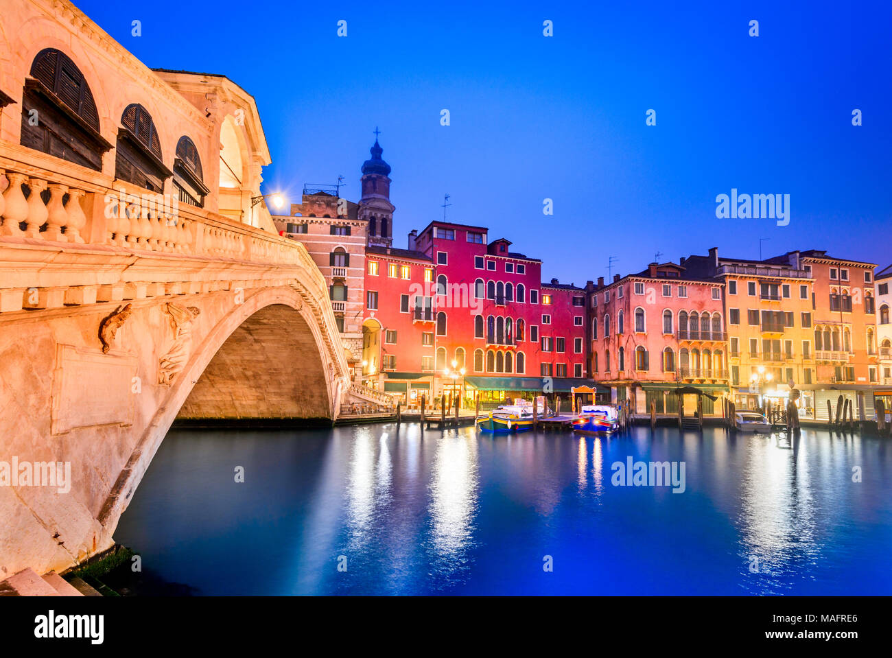 Venite, Italie - Nuit image avec Ponte di Rialto, le plus ancien pont enjambant le Grand Canal, Venise. Banque D'Images