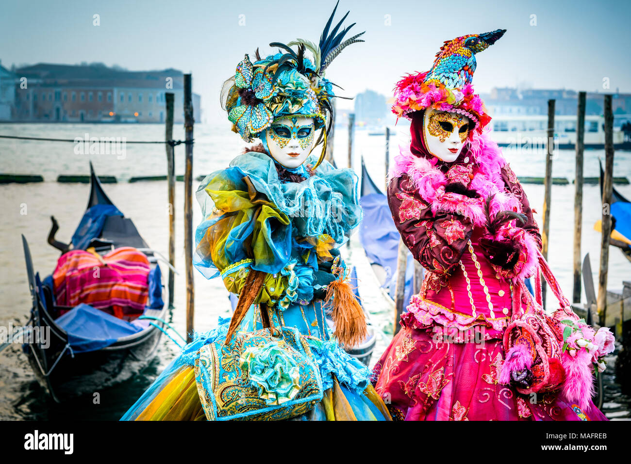 Venise, Italie - 9 Février 2018 : Carnaval de Venise, beau masque à la place Saint-Marc avec Saint George Island dans l'arrière-plan. Banque D'Images