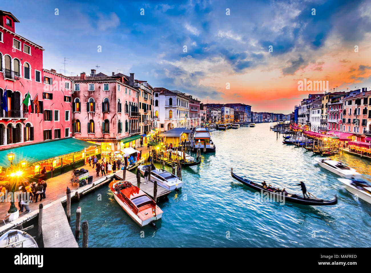Venite, Italie - l'image de nuit avec Grand Canal, le plus vieux pont de Rialto, Venise. Banque D'Images