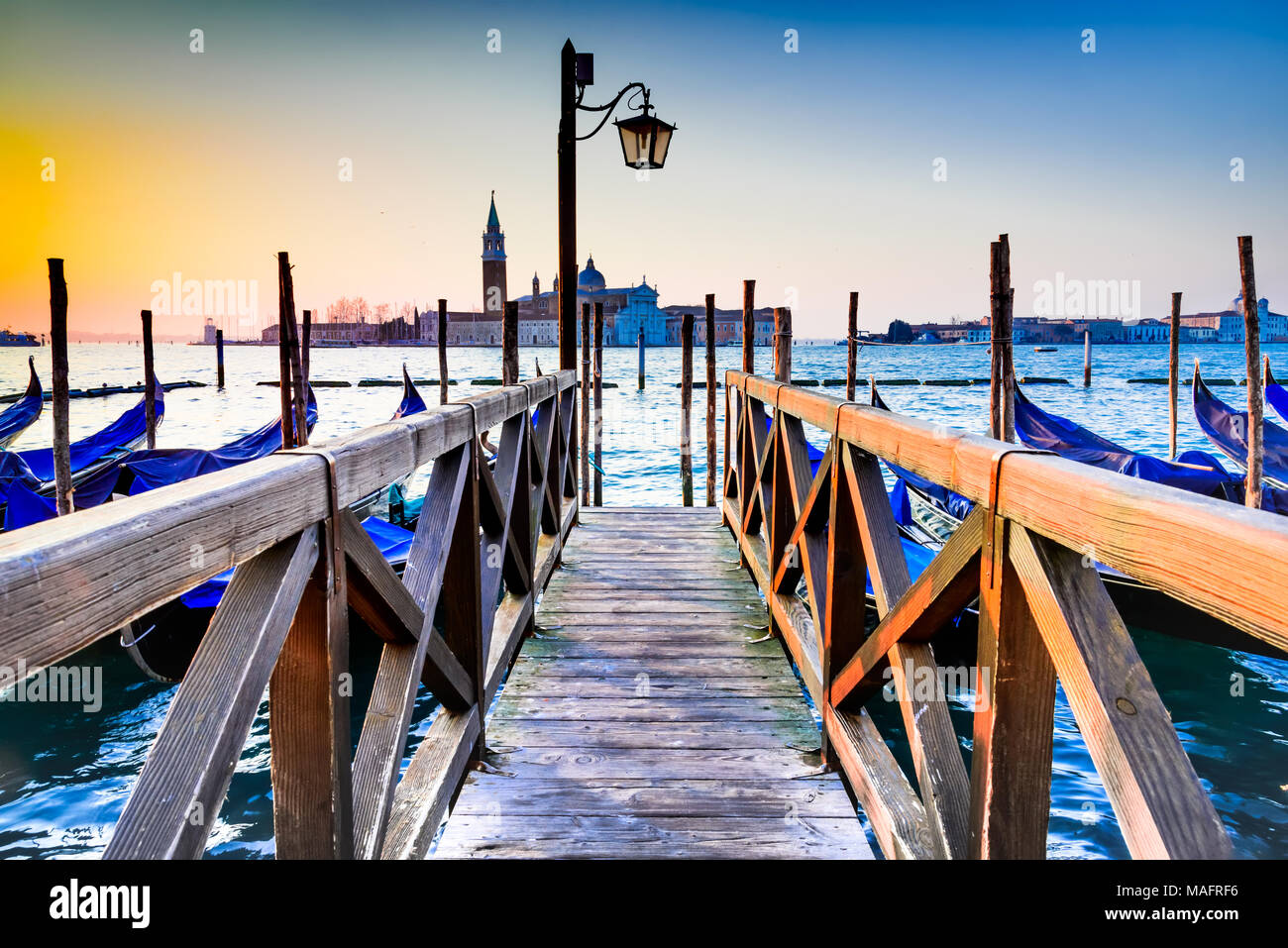 Venise, Italie. Lever du soleil avec des gondoles sur le Grand Canal, la Place San Marco, sur la mer Adriatique. Banque D'Images