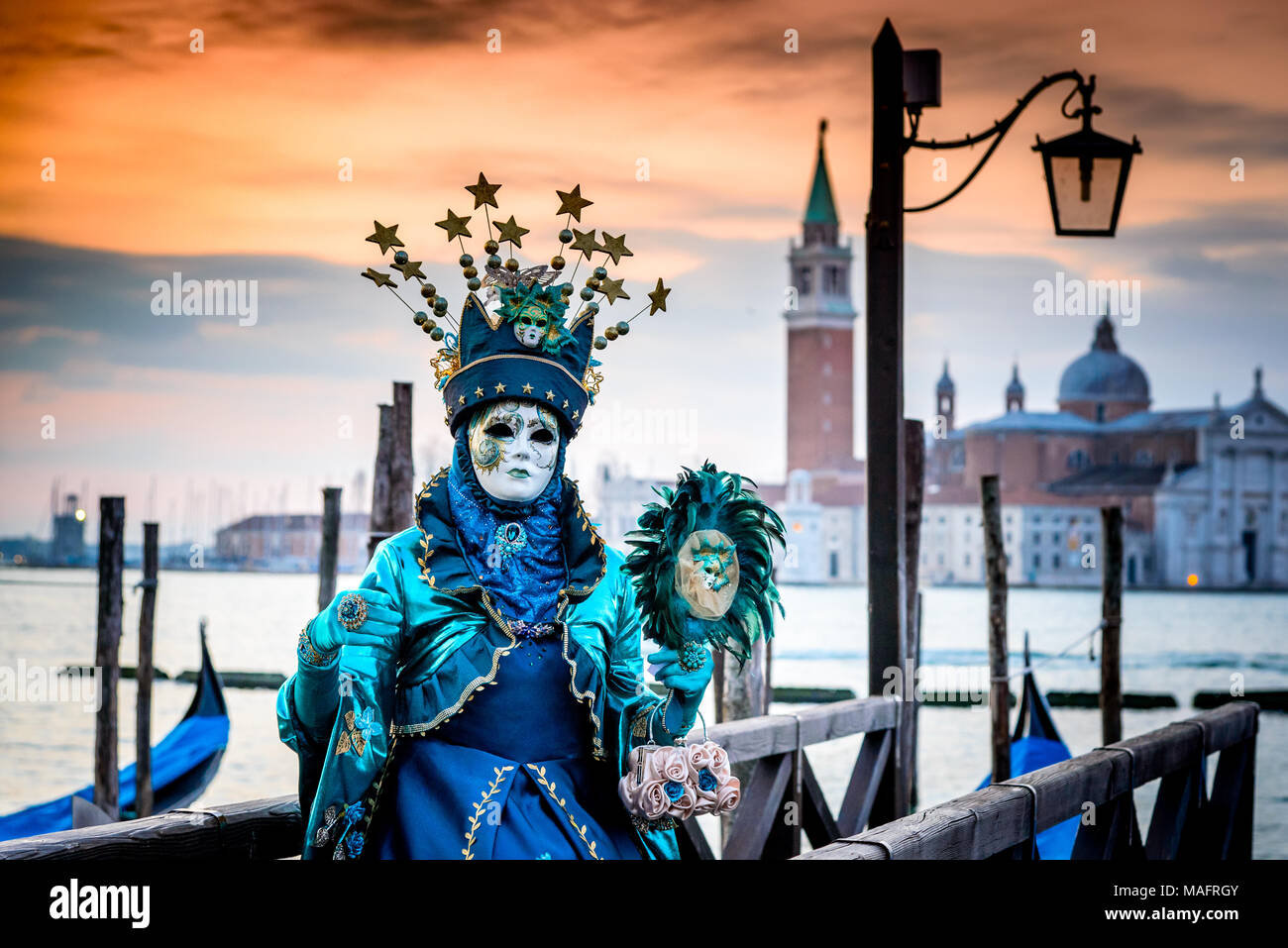 Venise, Italie - 11 Février 2018 : Carnaval de Venise, beau masque à la place Saint-Marc avec Saint George Island dans l'arrière-plan. Banque D'Images