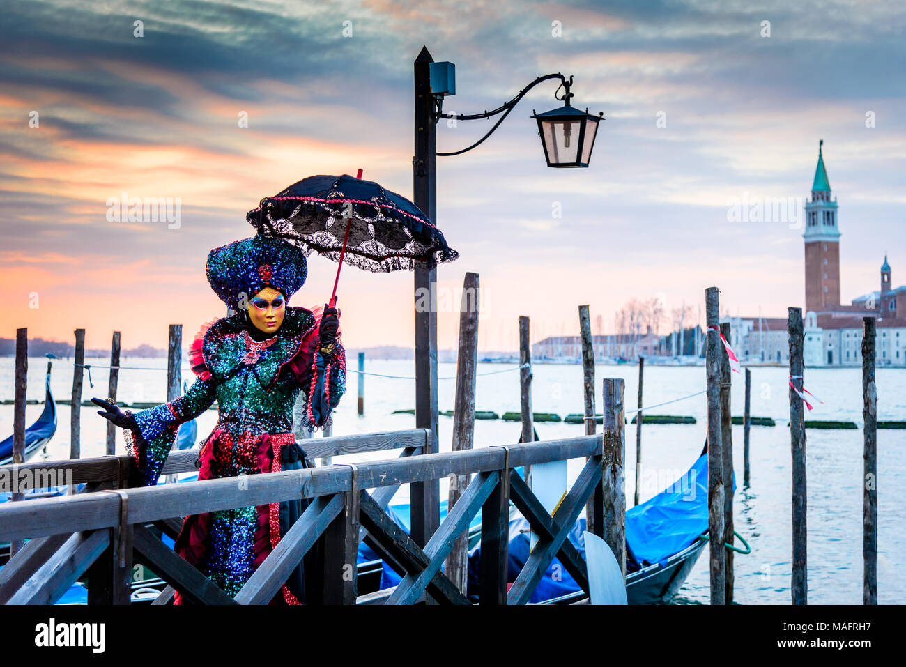 Venise, Italie - 11 Février 2018 : Carnaval de Venise, beau masque à la place Saint-Marc avec Saint George Island dans l'arrière-plan. Banque D'Images