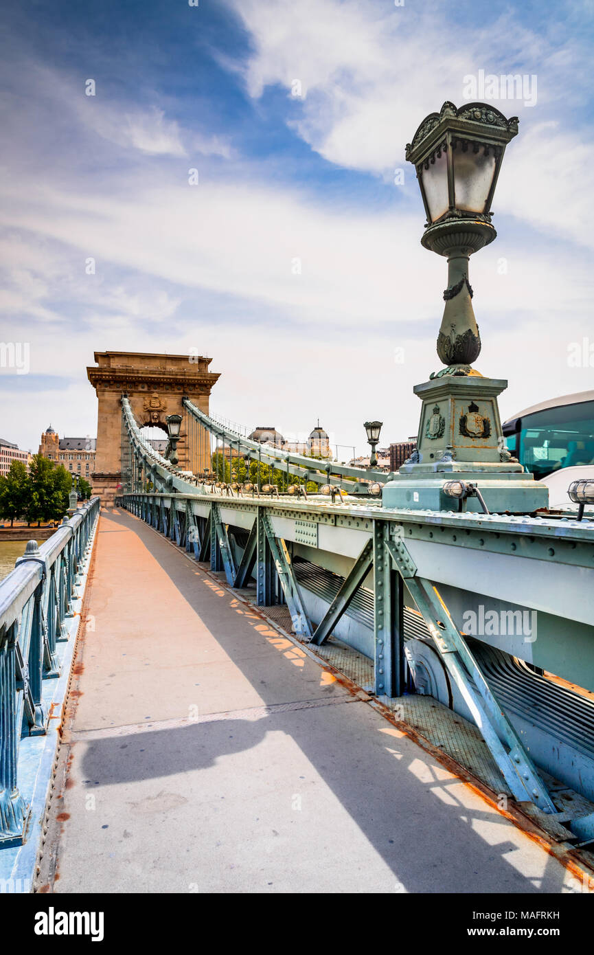 Budapest, Hongrie. Ou Szechenyi Lanchid Chain Bridge, premier pont en pierre sur la rivière du Danube Banque D'Images