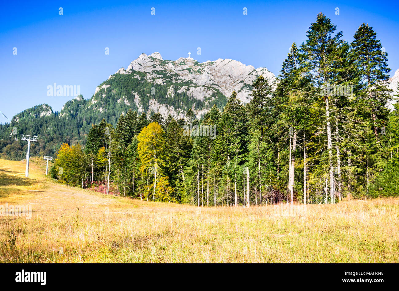 Busteni, Roumanie - paysage d'automne avec la gamme de montagne des Carpates et Caraiman dans la Vallée de Prahova Banque D'Images