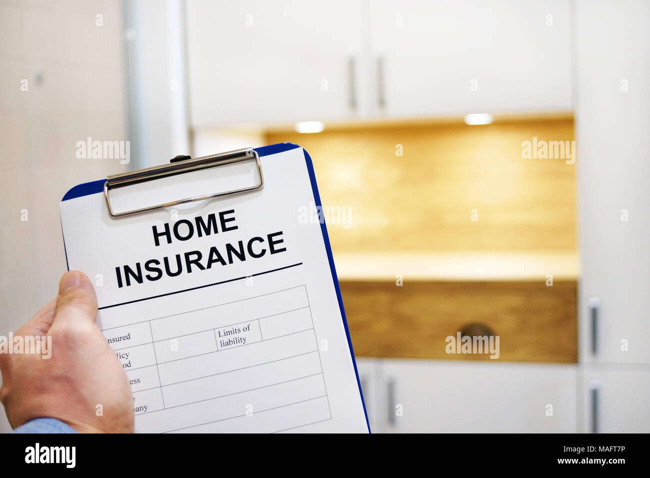 Hand holding clipboard avec Home Formulaire d'assurance. Banque D'Images