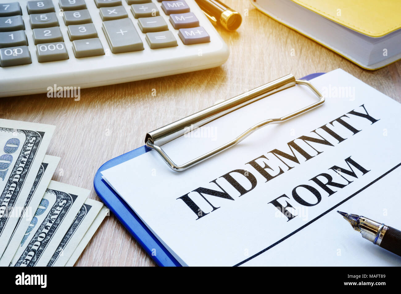 Formulaire d'indemnité, un stylo et de l'argent. Concept d'assurance. Banque D'Images