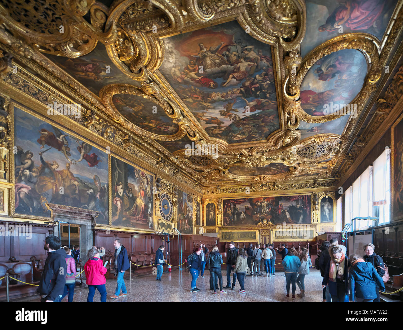 Vue plafond intérieur et les illustrations au Palais des Doges à Venise Banque D'Images