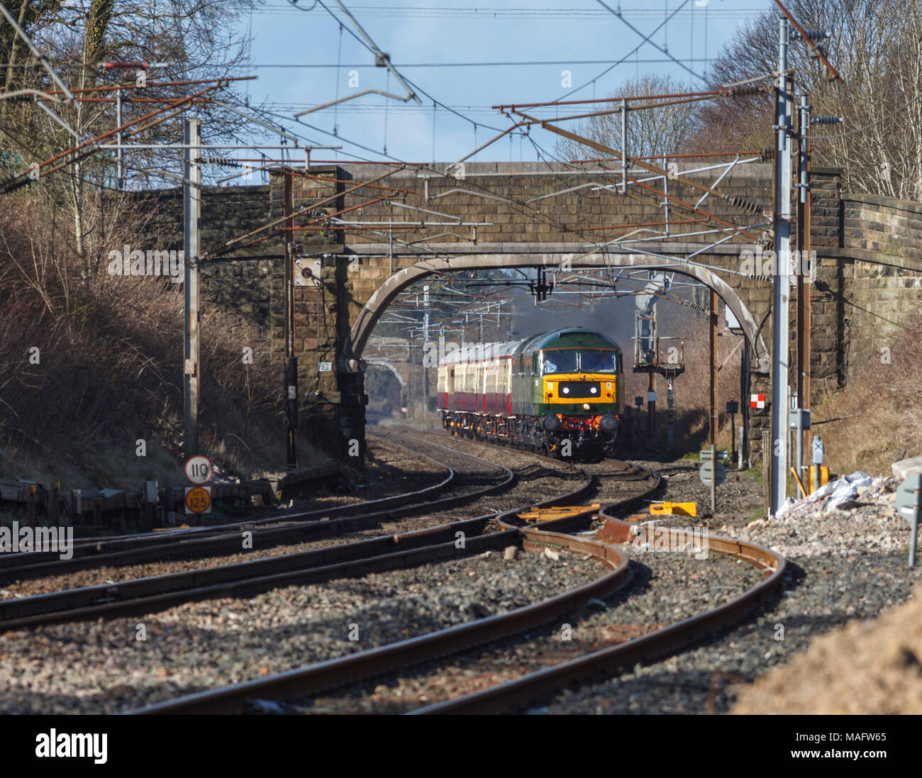 2 Services LTD Locomotive class 47 locomotives sur la ligne principale de la côte ouest près de Lancaster avec un train charter privé de Kingussie - Crewe Banque D'Images