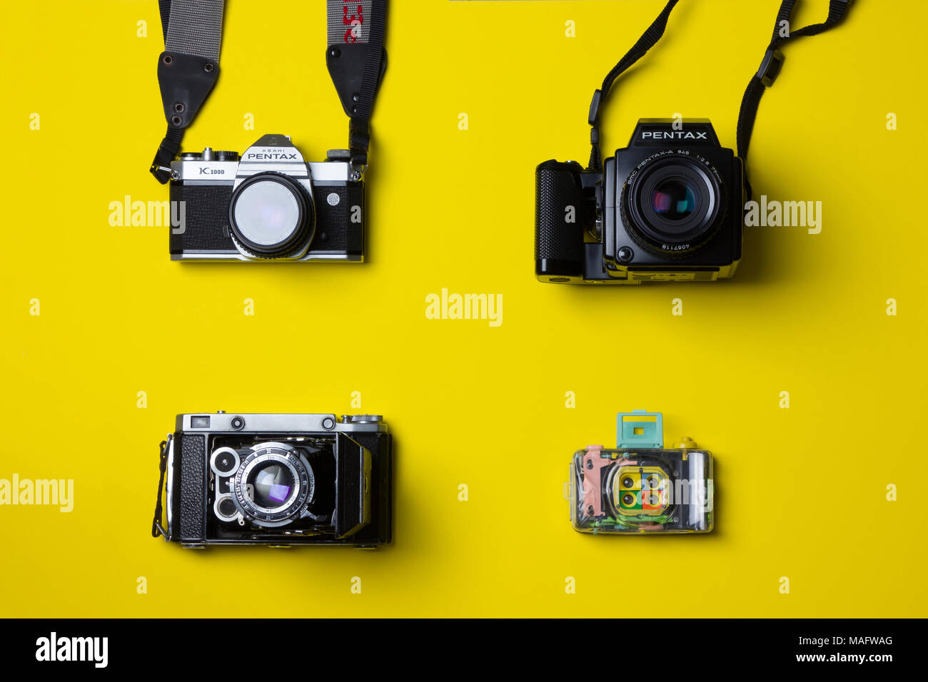 Un superbe portrait de caméras film pris d'en haut contre un arrière-plan jaune vif Banque D'Images