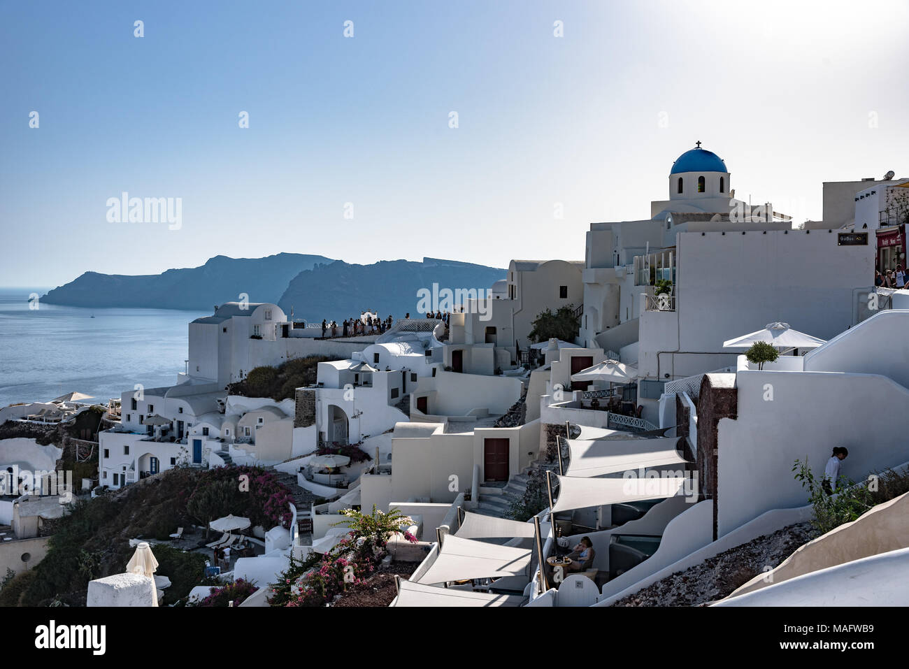 Oia Santorin sur la colline donnant sur la caldeira et la mer Égée Banque D'Images