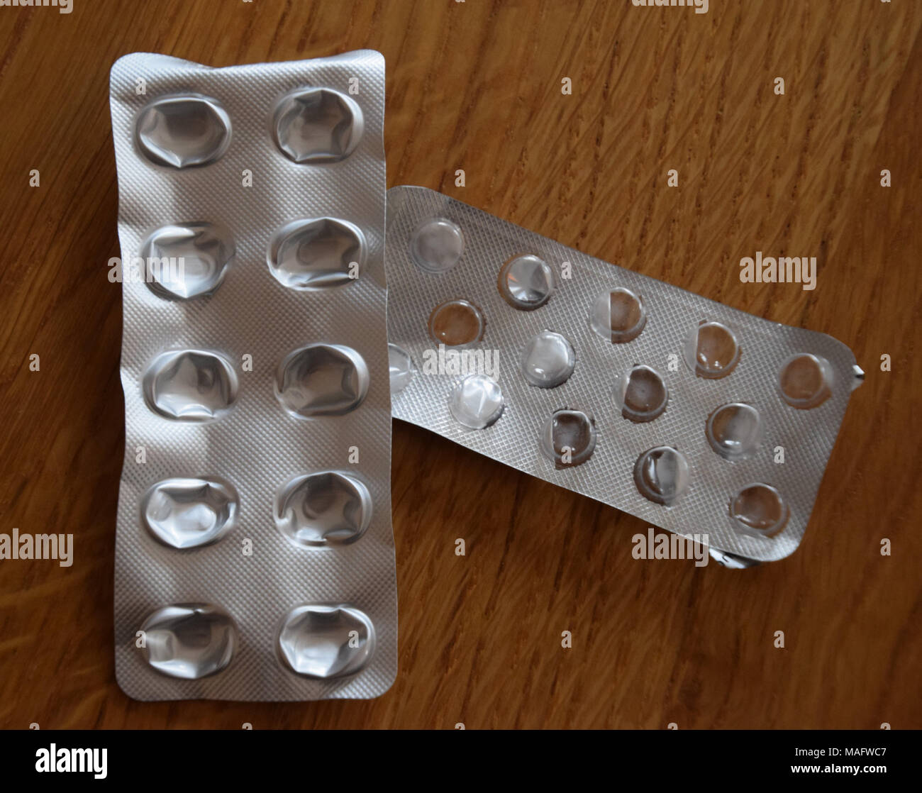 L'emballage vide à partir de différents médicaments sur fond de bois Photo  Stock - Alamy