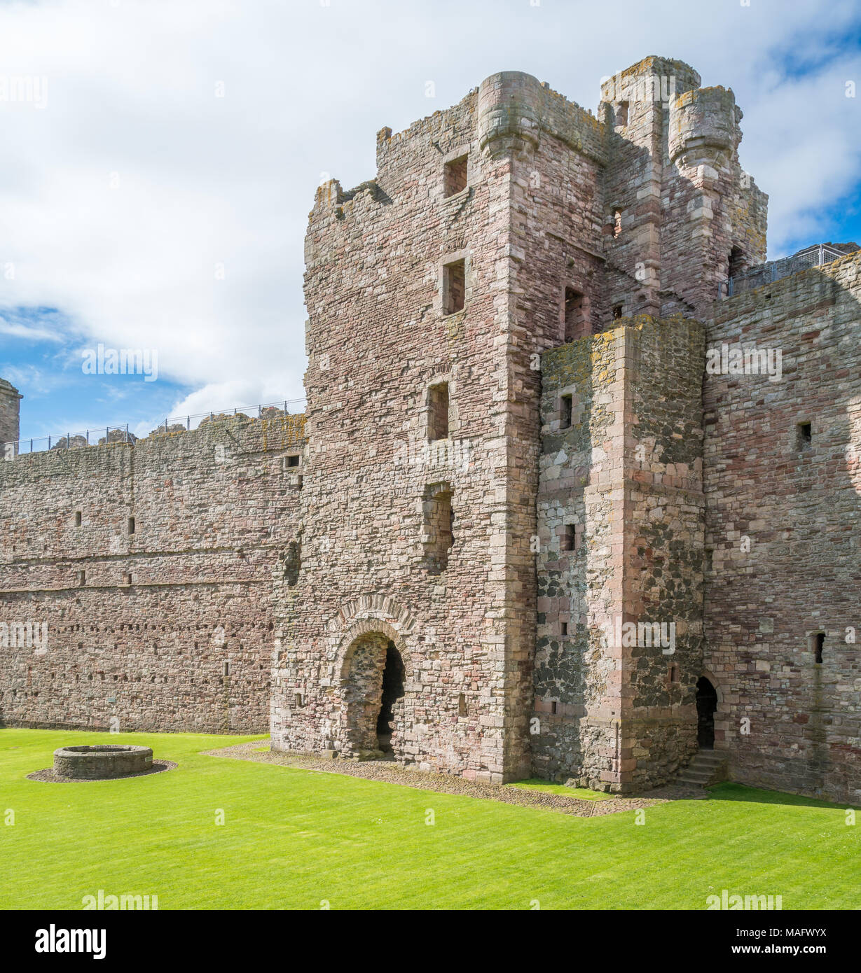 Le Château de Tantallon, semi-ruiné la mi-14ème siècle forteresse, situé à 5 kilomètres à l'est de North Berwick, dans la région de East Lothian, Ecosse. Banque D'Images