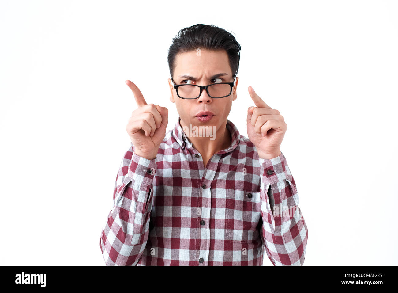 L'homme intrigué pointer du doigt jusqu'à copier l'espace et la pensée.  Funny émotions et sentiments. Tourné à l'intérieur, fond gris Photo Stock -  Alamy