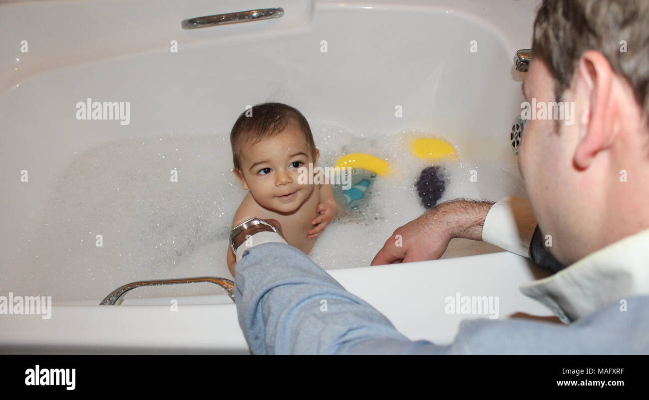 Dad Baby Bath Banque D Image Et Photos Alamy