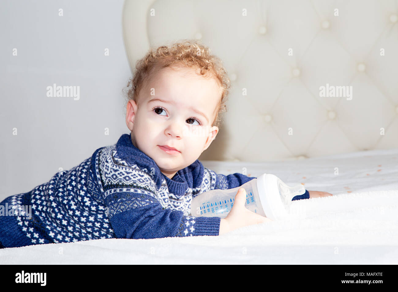 Portrait D Un Un An Adorable Bebe Garcon Blond Avec Les Cheveux Boucles Photo Stock Alamy Portrait D Un Un An Adorable Bebe Garcon Blond Avec Les Cheveux Boucles Photo Stock Alamy