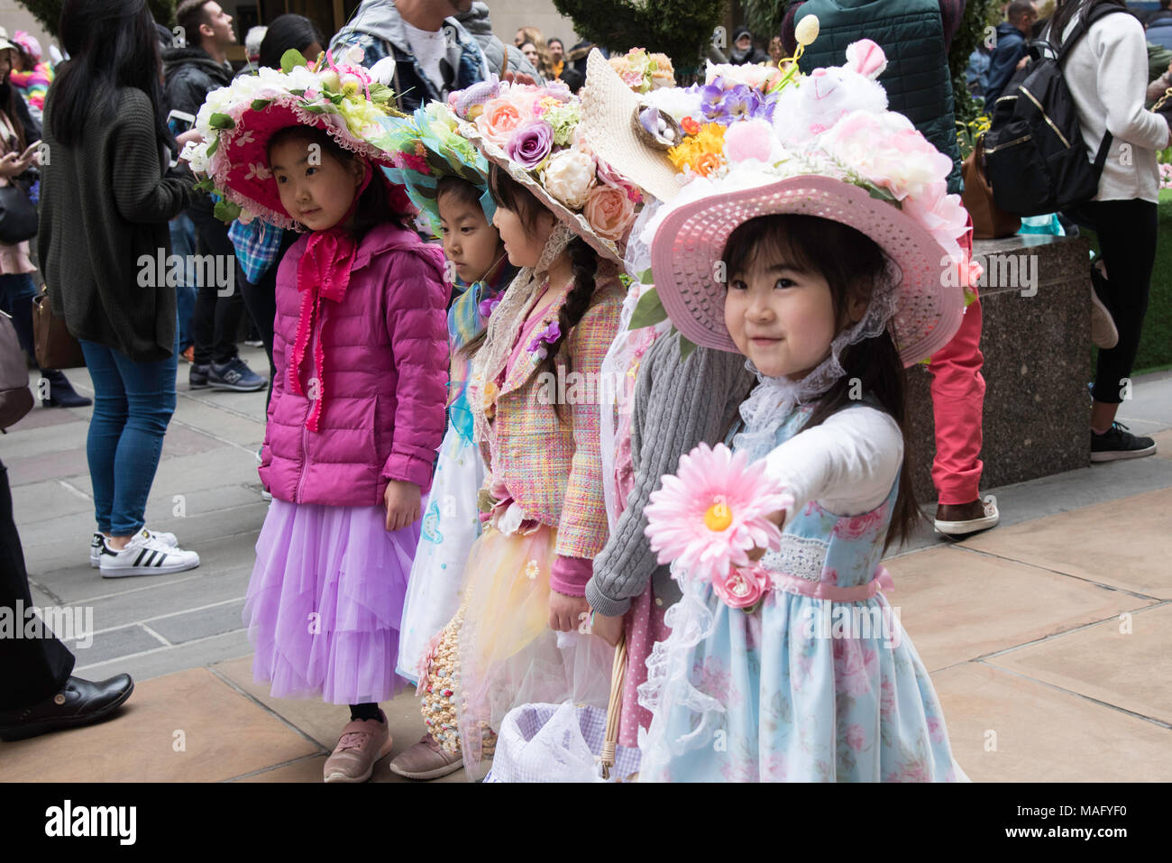 New York, NY, USA - 2018/04/01 : New York City Easter Bonnet Parade sur la 5e Avenue à Manhattan Banque D'Images