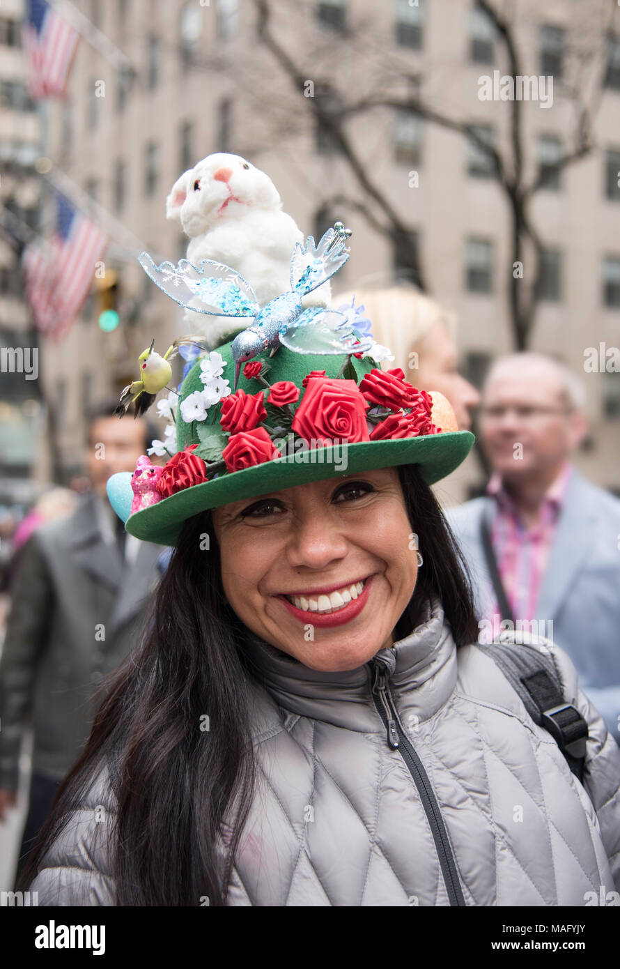New York, NY, USA - 2018/04/01 : New York City Easter Bonnet Parade sur la 5e Avenue à Manhattan Banque D'Images