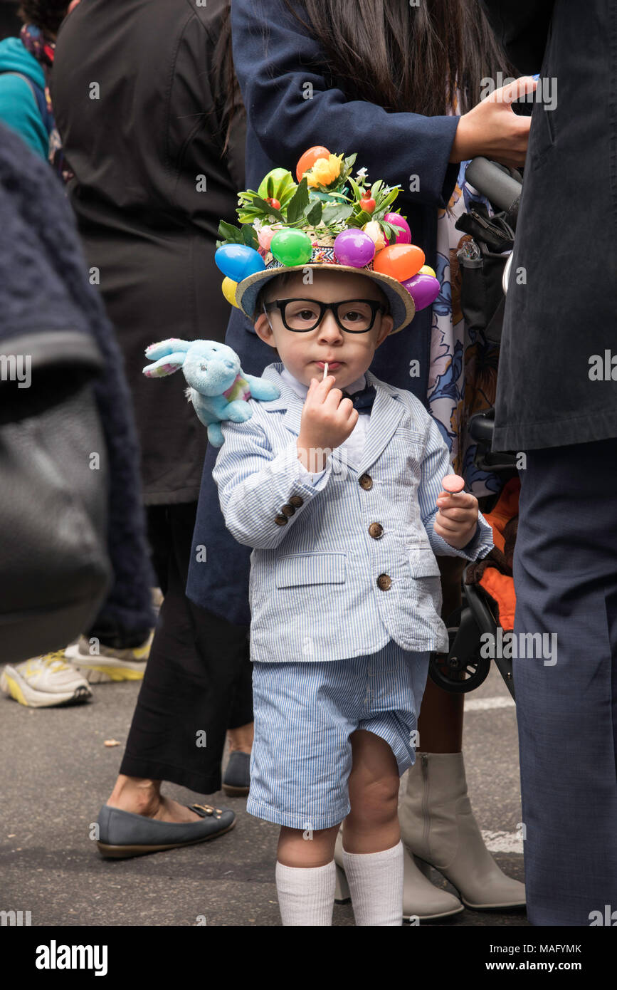 New York, NY, USA - 2018/04/01 : New York City Easter Bonnet Parade sur la 5e Avenue à Manhattan Banque D'Images
