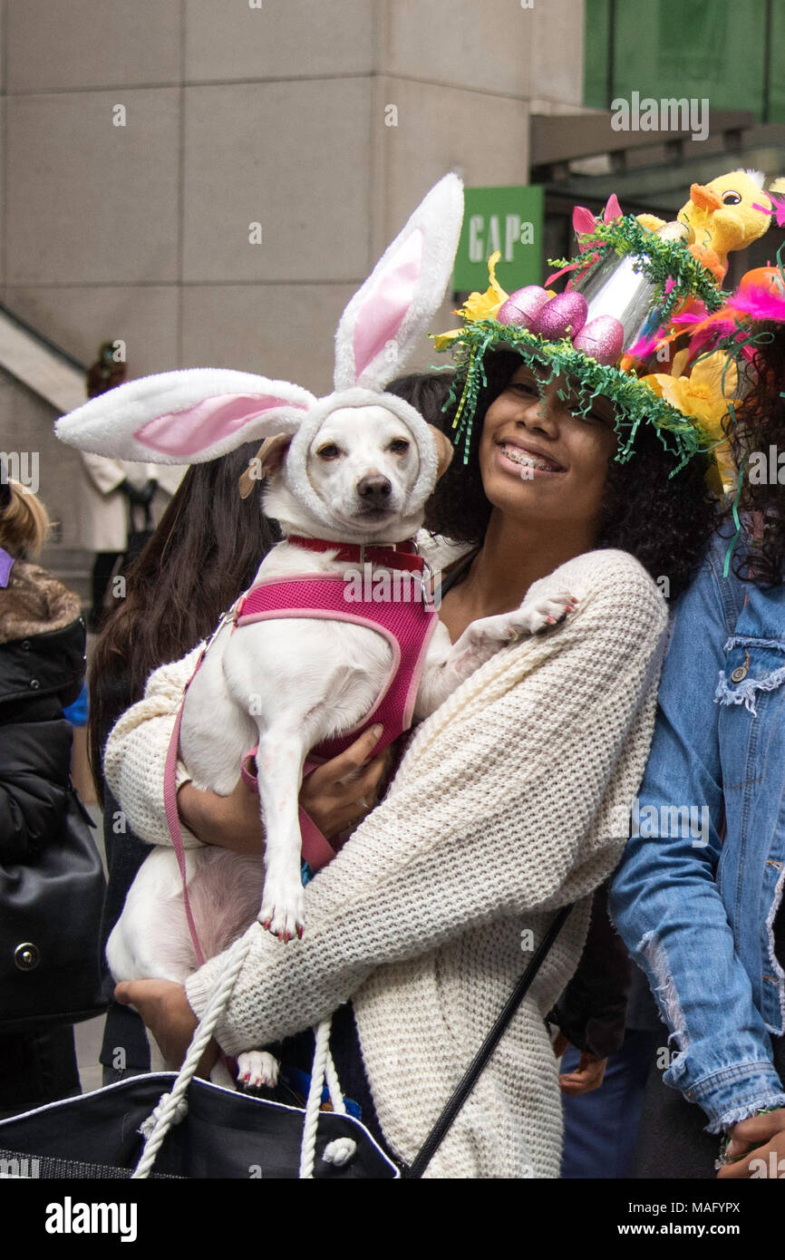 New York, NY, USA - 2018/04/01 : New York City Easter Bonnet Parade sur la 5e Avenue à Manhattan Banque D'Images