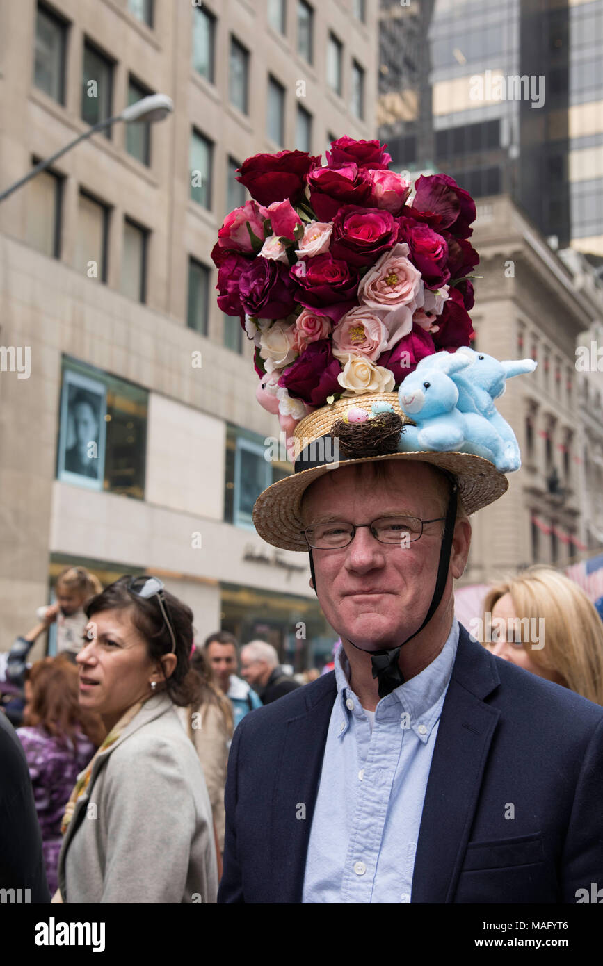New York, NY, USA - 2018/04/01 : New York City Easter Bonnet Parade sur la 5e Avenue à Manhattan Banque D'Images