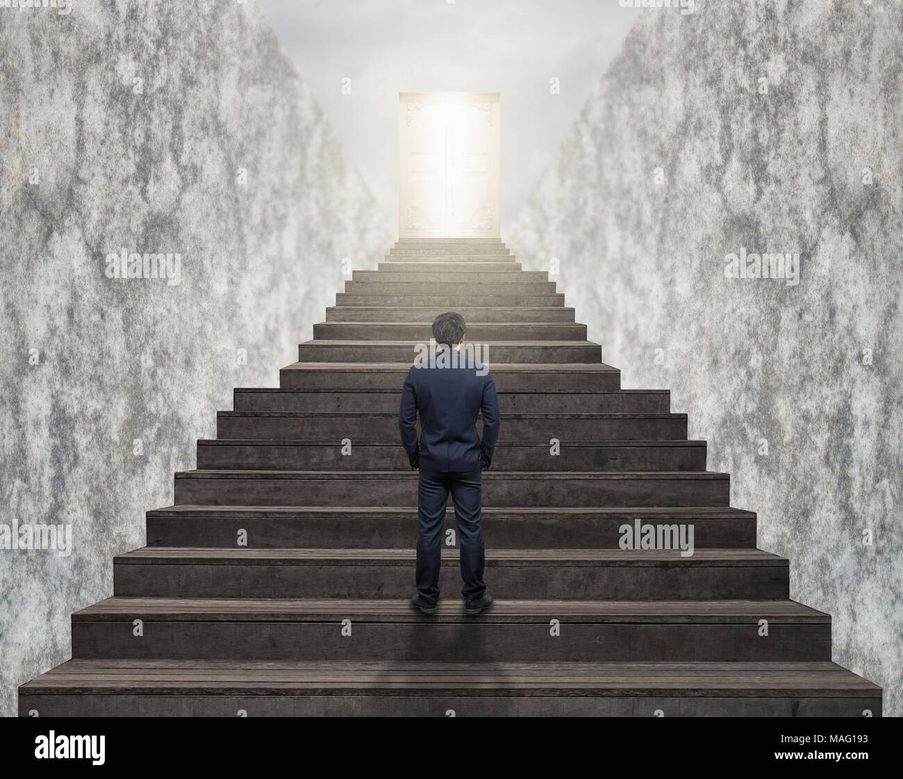 Portrait pour la marche vers le haut des escaliers vers la porte sur le nuage soleil à cityscape background,succès business et ambitions concept Banque D'Images