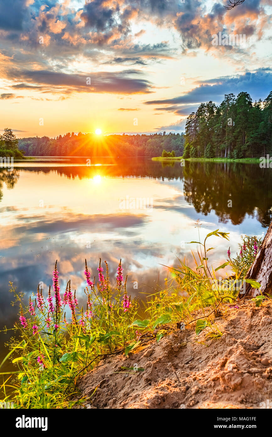 Magnifique coucher de soleil sur le lac Banque D'Images