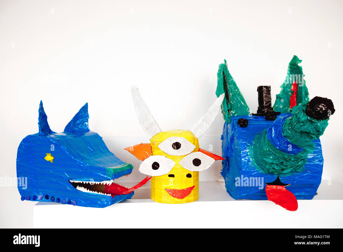 Colorful de têtes sculptées d'animaux fantastiques réalisés avec carton et bande composée de l'ensemble. Banque D'Images