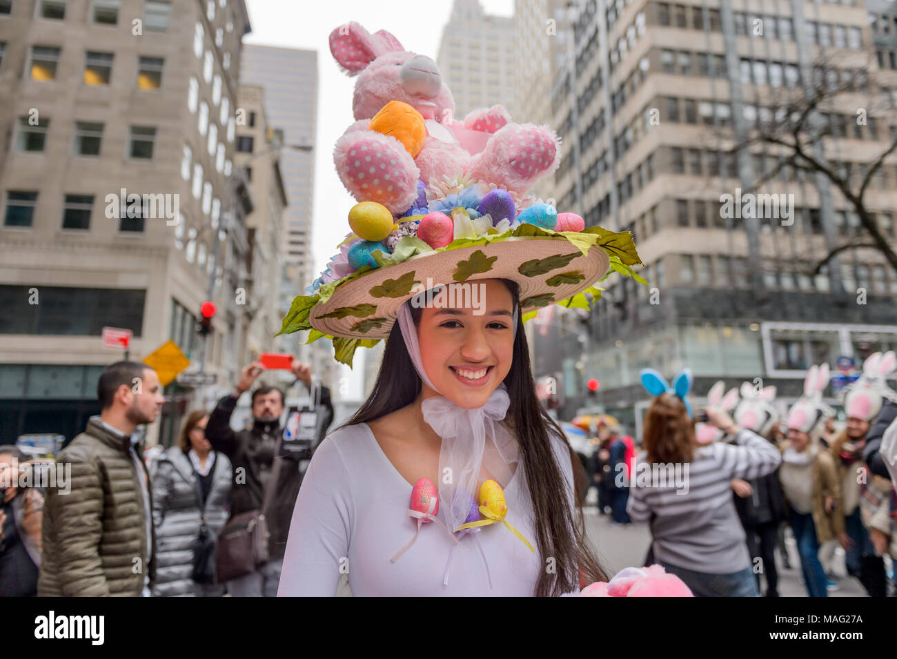 New York, États-Unis. 06Th avr, 2018. Le défilé annuel de Pâques et Pâques  Festival Bonnet prend le dessus une fois de plus, une lanière de Midtow ;  comme la bohème vêtus de