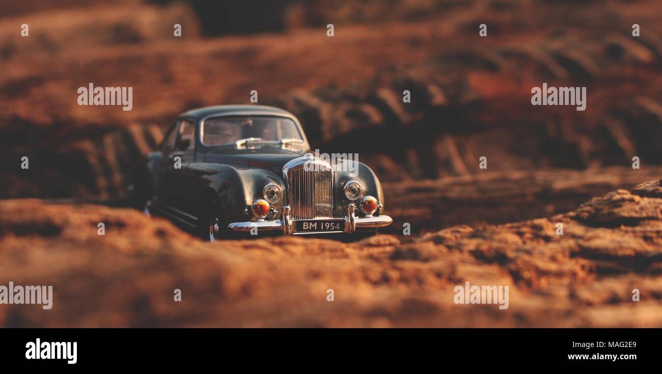 Images en vente ! ! ! Les photos miniatures avec ma voiture modèle coulé.Vous pouvez l'utiliser comme décoration sur votre mur dans office,accueil etc. Banque D'Images