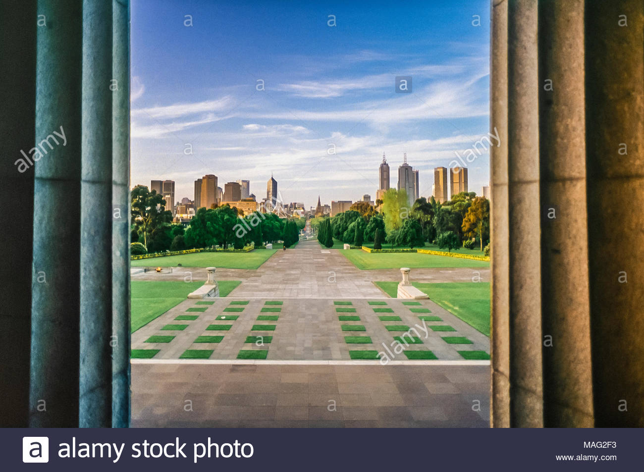 Regardant vers le bas de l'Avenue de cérémonie à la ville de Melbourne, du Sanctuaire du Souvenir, Melbourne, Victoria, Australie Banque D'Images