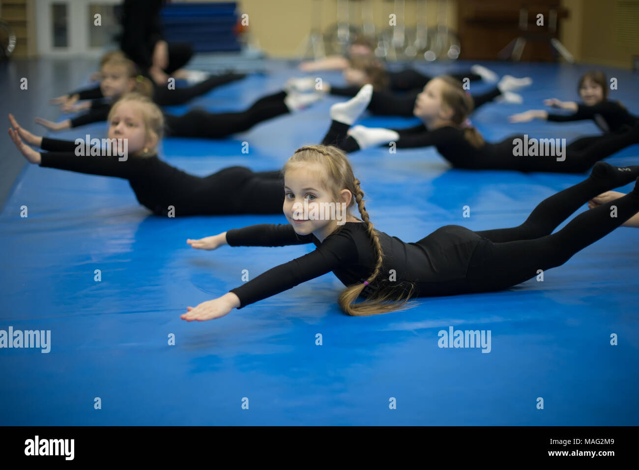 Biélorussie, Minsk, le 5 février 2018. Club cirque de l'enfant. La formation du premier groupe sur la gymnastique.leçon d'acrobatie Banque D'Images