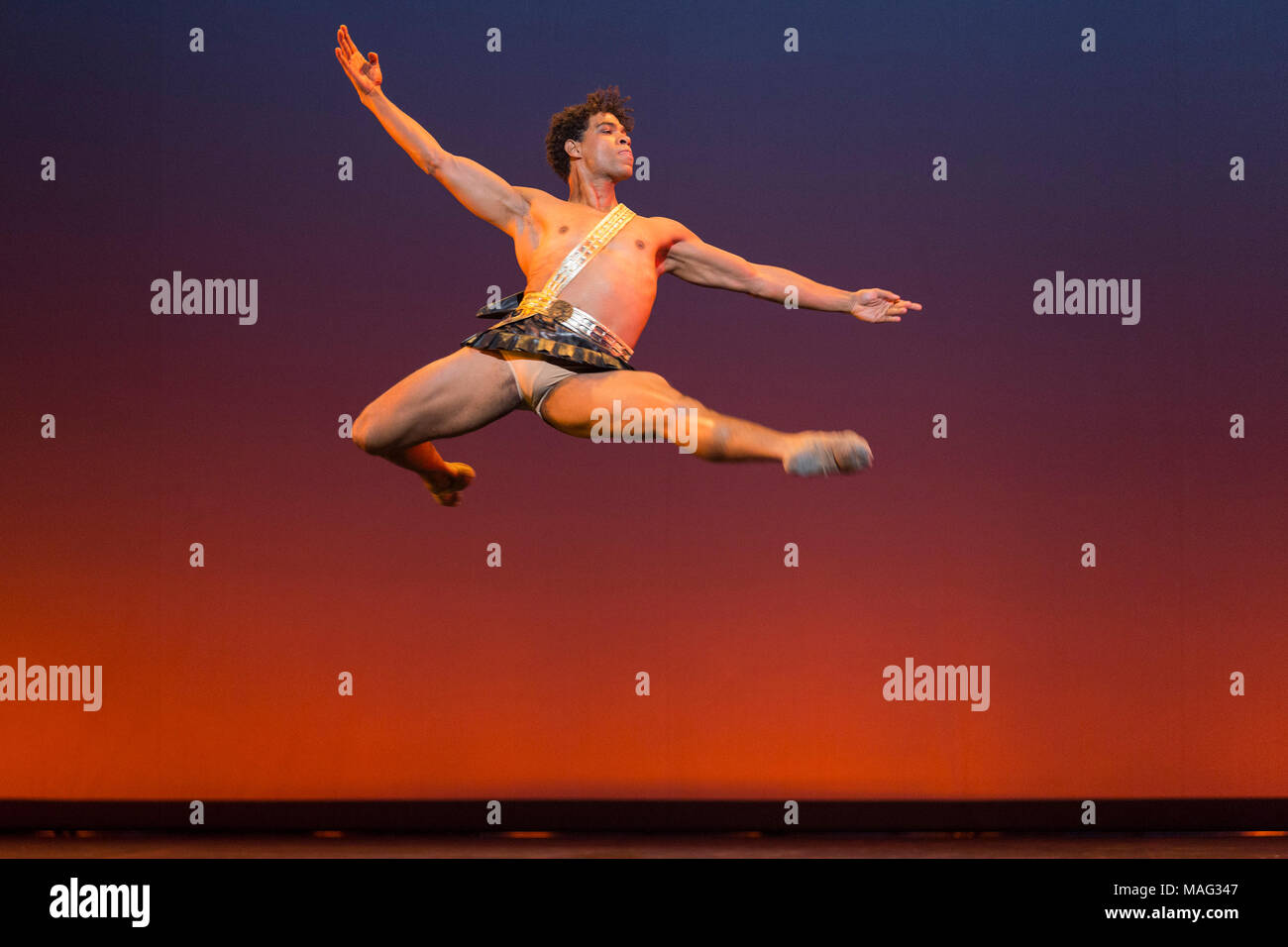 08/12/2015. Londres, Royaume-Uni. Sur la photo : Diana & Acteon par Agrippino Vaganova réalisée par Carlos Acosta et Marianela Nuñez. Carlos Acosta effectue une sélection classique au London Coliseum, 8 au 13 décembre 2015, présentant les faits saillants de la carrière de Carlos dans la célébration de vingt-six ans en tant que danseuse sur la scène londonienne. Banque D'Images