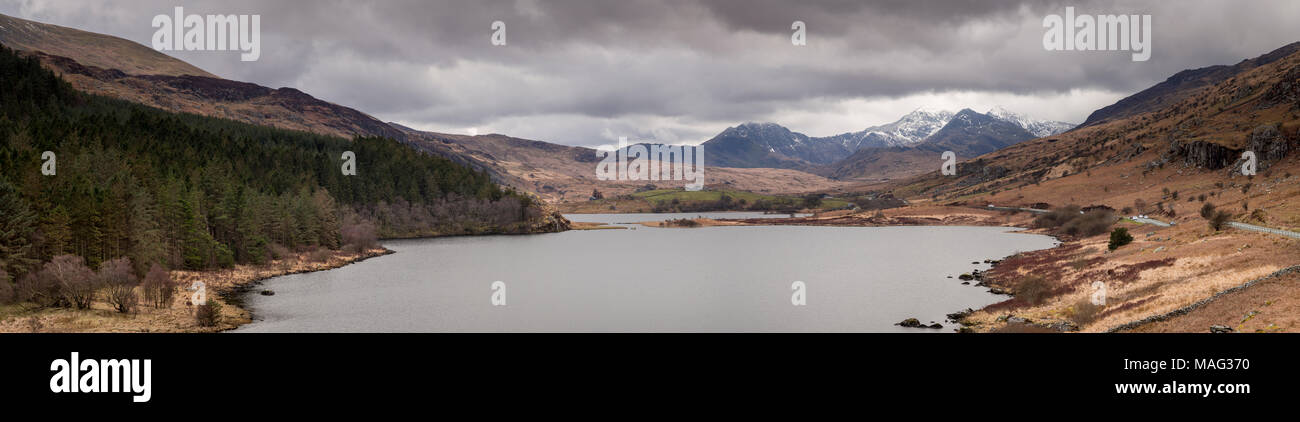 Panorama de Llyn Mymbyr et Snowdon en hiver, Snowdonia, le Nord du Pays de Galles Banque D'Images