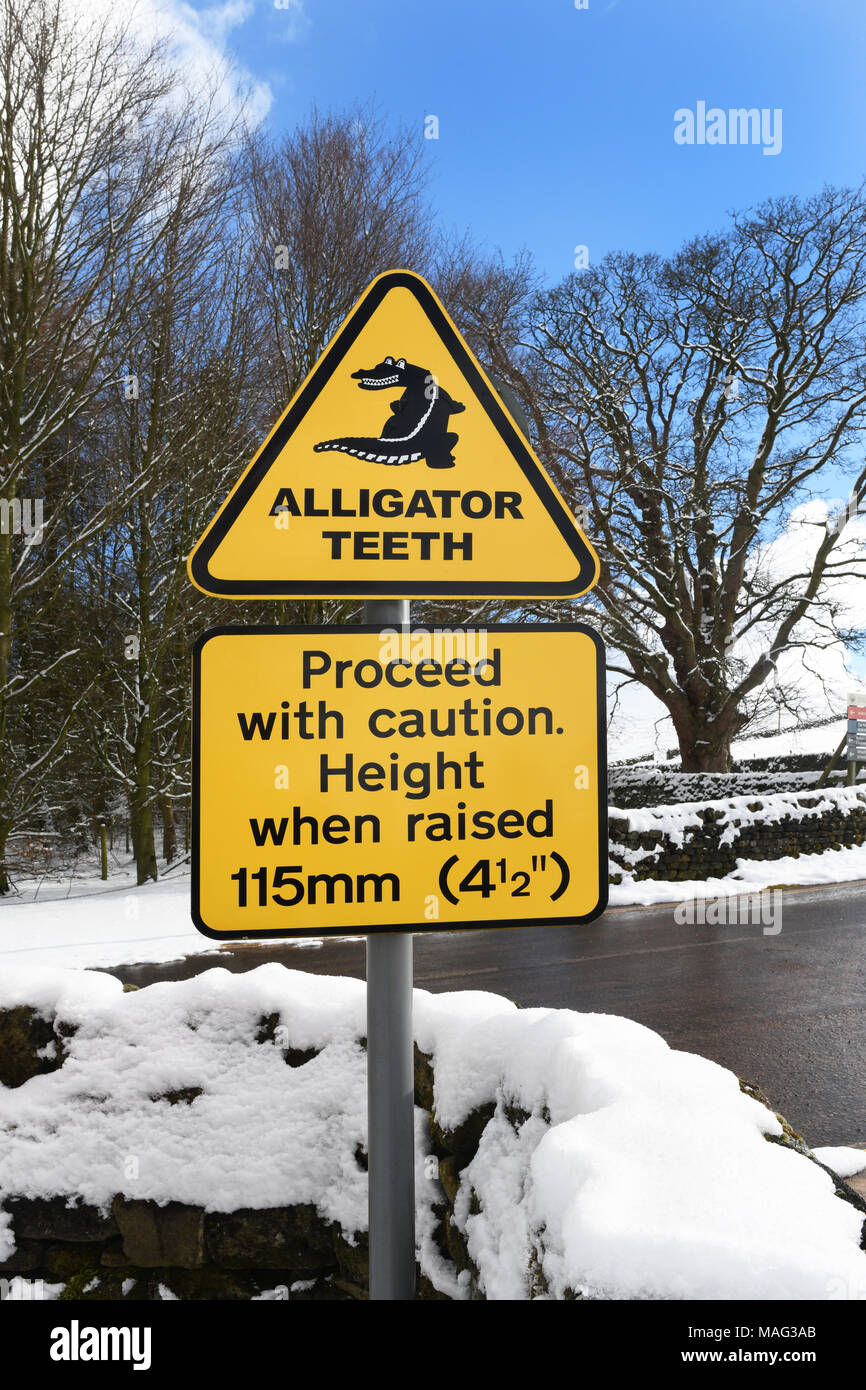 Panneau d'avertissement à la srcfa de dents d'alligator pour empêcher toute entrée et sortie de parking wharfedale Royaume-Uni Yorkshire Dales Banque D'Images