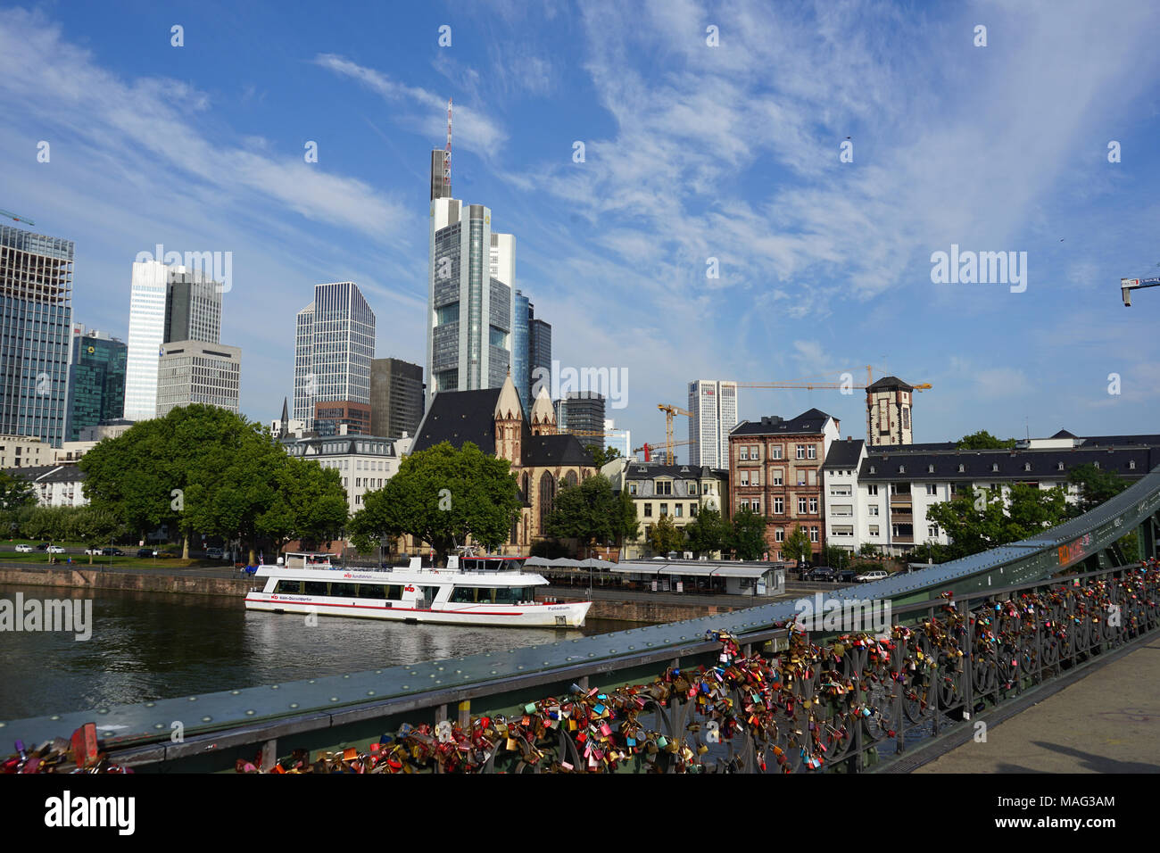 Cadenas à l'Eiserner Steg' (fer passerelle, pont de fer), un style néo-gothique, Love-Lock Pont-pont, Frankfurt am Main, Allemagne, Banque D'Images