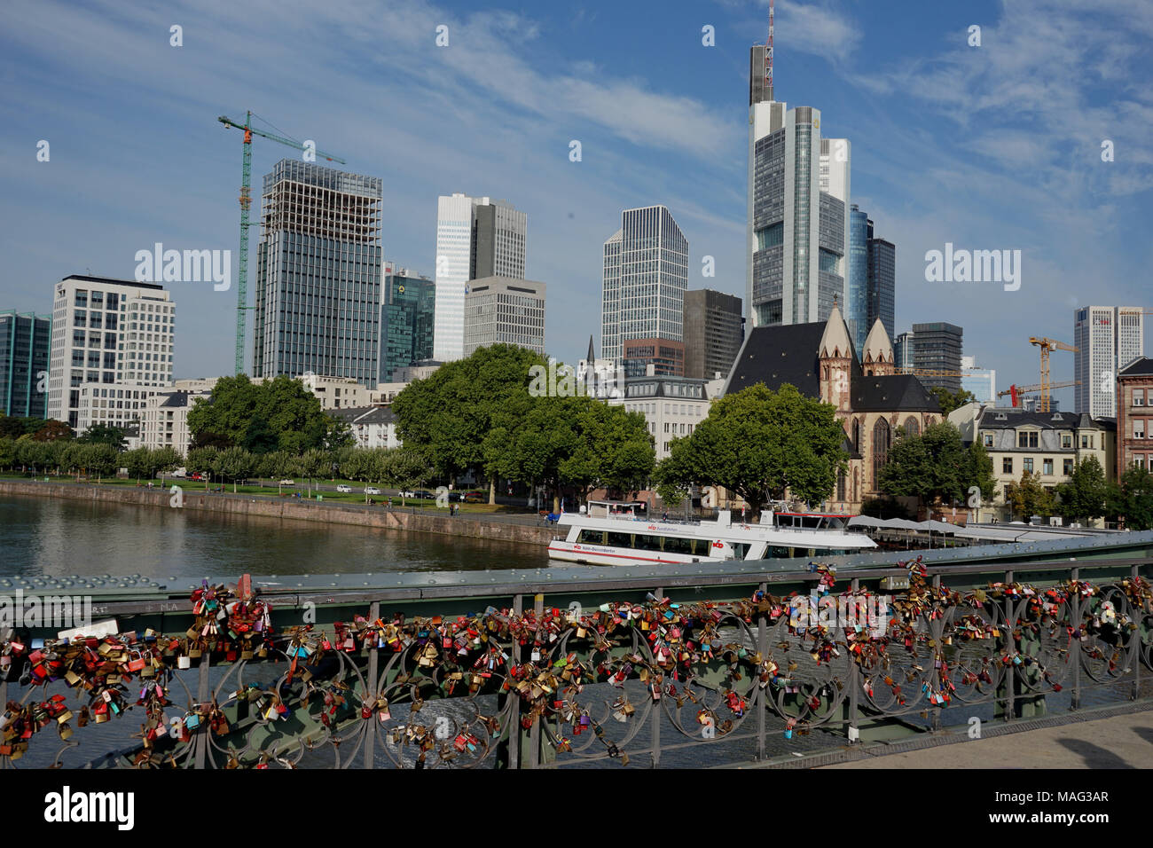 Cadenas à l'Eiserner Steg' (fer passerelle, pont de fer), un style néo-gothique, pont, quai pour des bateaux d'excursion, Love-Lock-Bridge, Francfort Banque D'Images