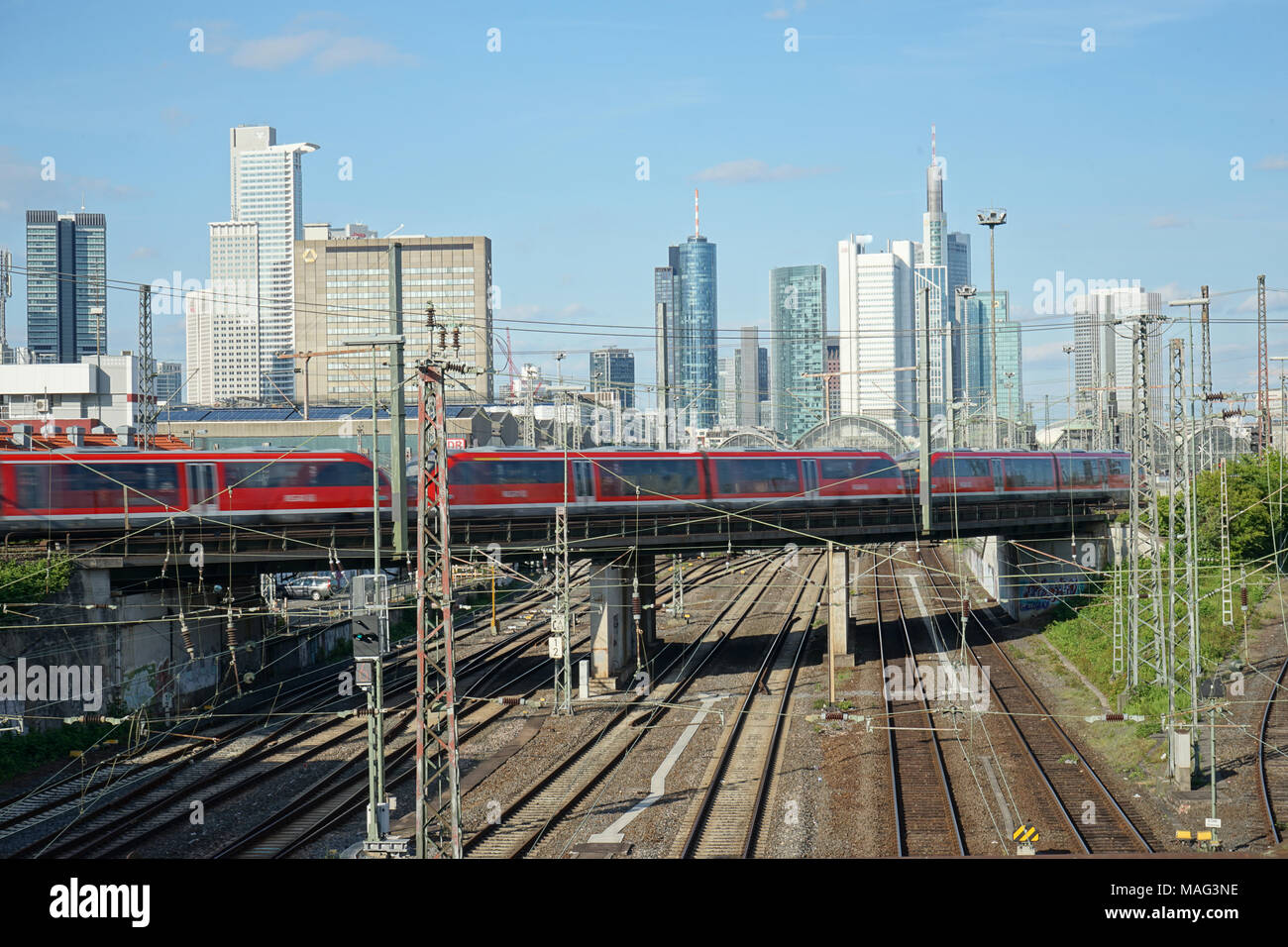 Regionalzug fährt über eine Brücke, Gleise zum Frankfurter Hauptbahnhof, Skyline, Frankfurt, Deutschland, Europa Banque D'Images