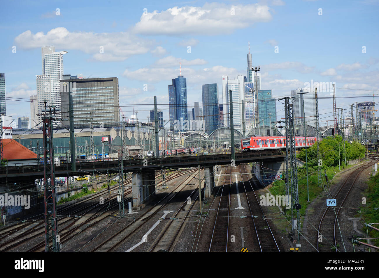 S-Bahn fährt über eine Brücke, Gleise zum Frankfurter Hauptbahnhof, Skyline, Frankfurt, Deutschland, Europa Banque D'Images