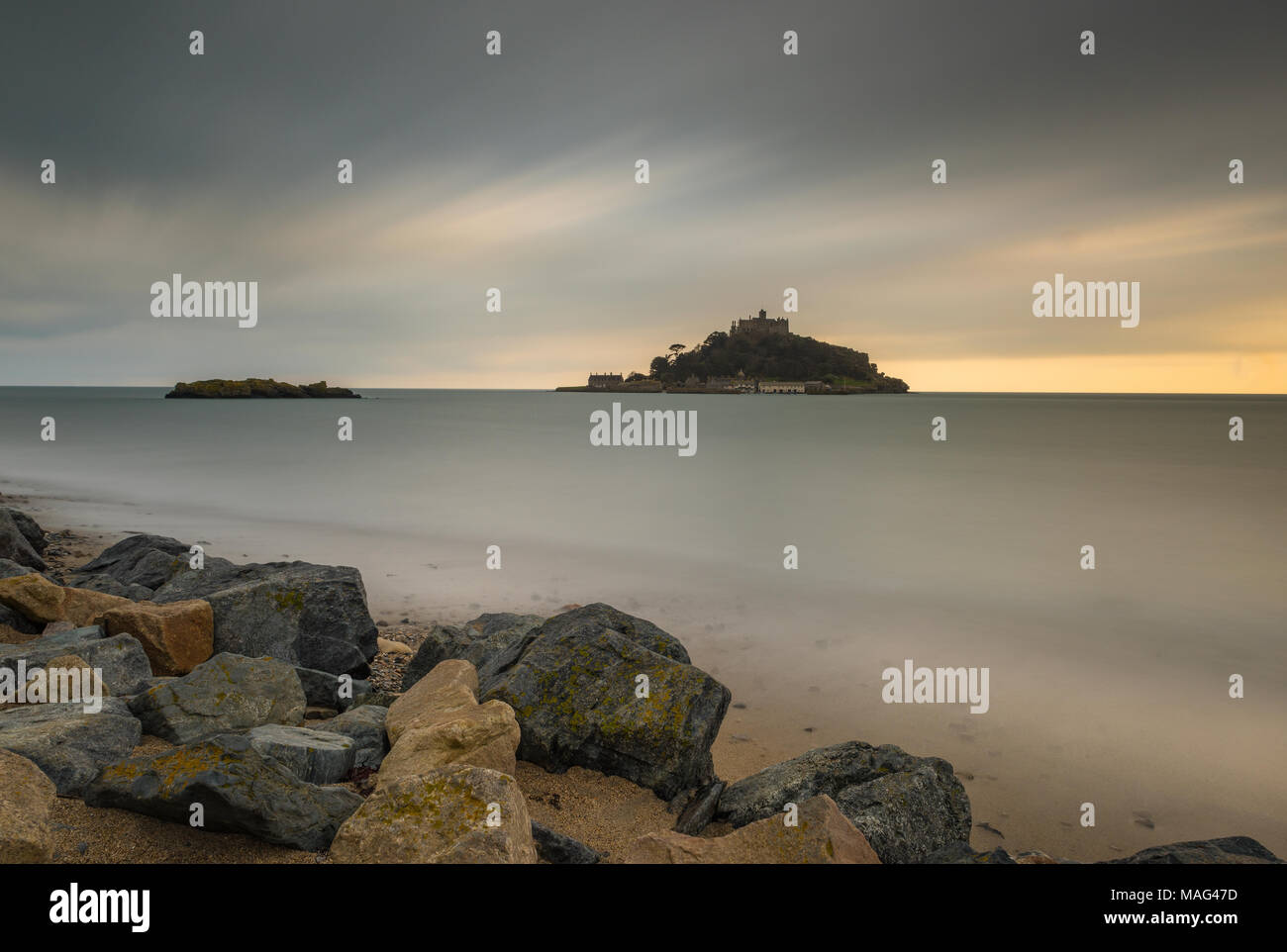 Un magnifique paysage marin et de l'atmosphère ou de saint michaels mount à Mounts Bay près de Penzance et sur la côte de Cornouailles marazion. St Michaels. Banque D'Images